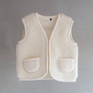 Natürliche Wärme für kleine Abenteurer! Die temperaturregulierende Kinderweste aus 100% Wolle ist das ideale Basic für das praktische Zwiebelprinzip.
