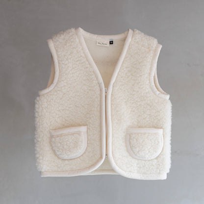 Natürliche Wärme für kleine Abenteurer! Die temperaturregulierende Kinderweste aus 100% Wolle ist das ideale Basic für das praktische Zwiebelprinzip.