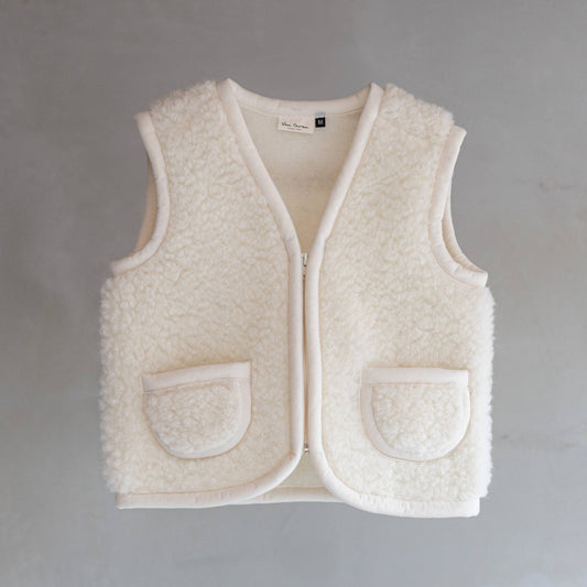 Natürliche Wärme für kleine Abenteurer! Die temperaturregulierende Kinderweste aus 100% Wolle ist das ideale Basic für das praktische Zwiebelprinzip.