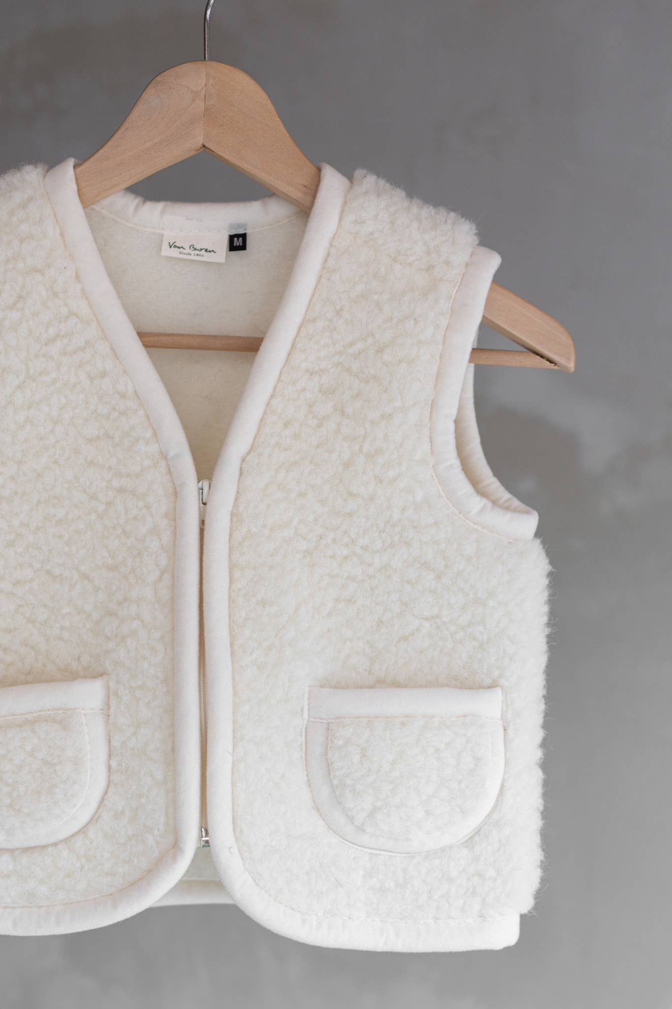 Natürliche Wärme für kleine Abenteurer! Die temperaturregulierende Kinderweste aus 100% Wolle ist das ideale Basic für das praktische Zwiebelprinzip.