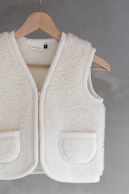 Natürliche Wärme für kleine Abenteurer! Die temperaturregulierende Kinderweste aus 100% Wolle ist das ideale Basic für das praktische Zwiebelprinzip.