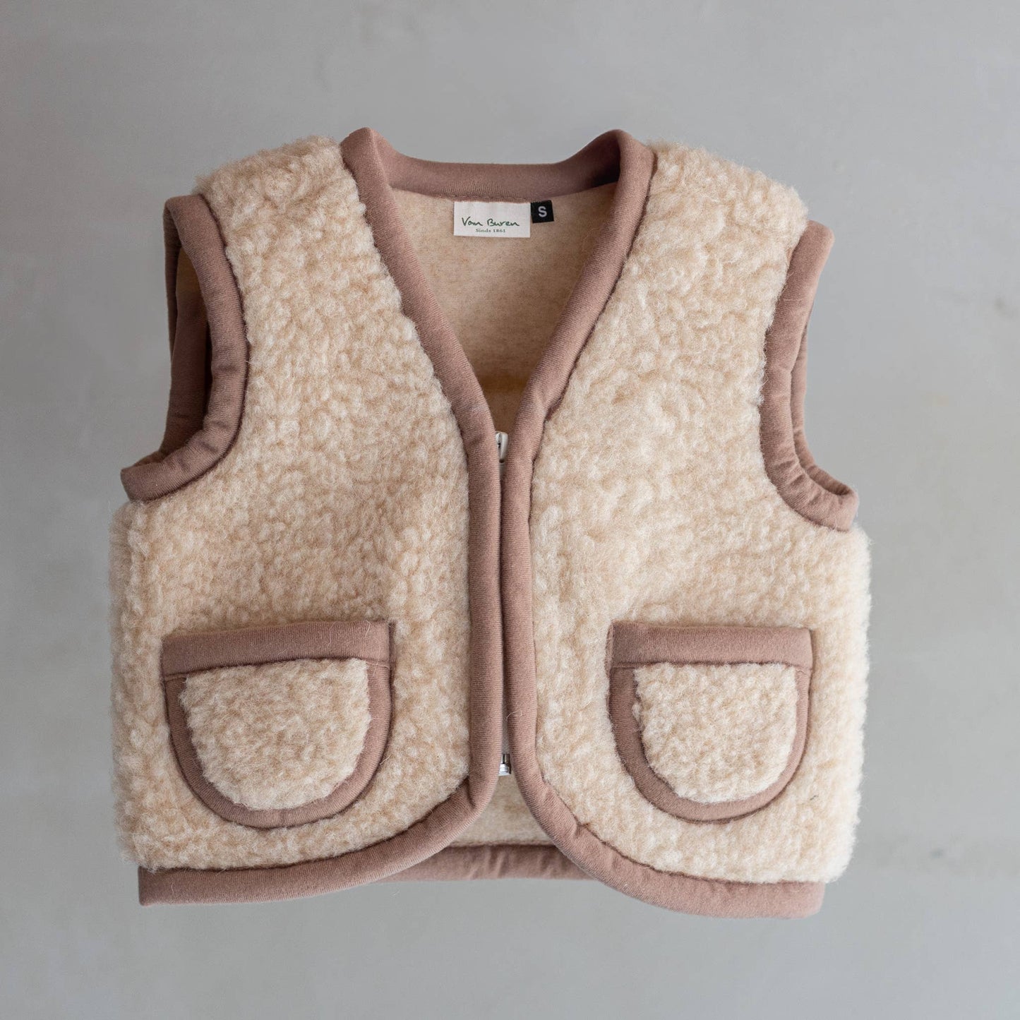 Natürliche Wärme für kleine Abenteurer! Die temperaturregulierende Kinderweste aus 100% Wolle ist das ideale Basic für das praktische Zwiebelprinzip.