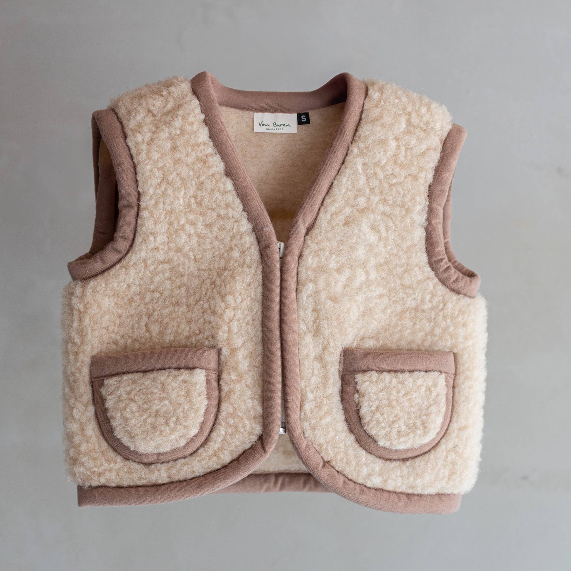 Natürliche Wärme für kleine Abenteurer! Die temperaturregulierende Kinderweste aus 100% Wolle ist das ideale Basic für das praktische Zwiebelprinzip.