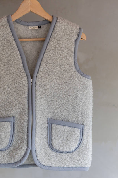 Natürliche Wärme für kleine Abenteurer! Die temperaturregulierende Kinderweste aus 100% Wolle ist das ideale Basic für das praktische Zwiebelprinzip.