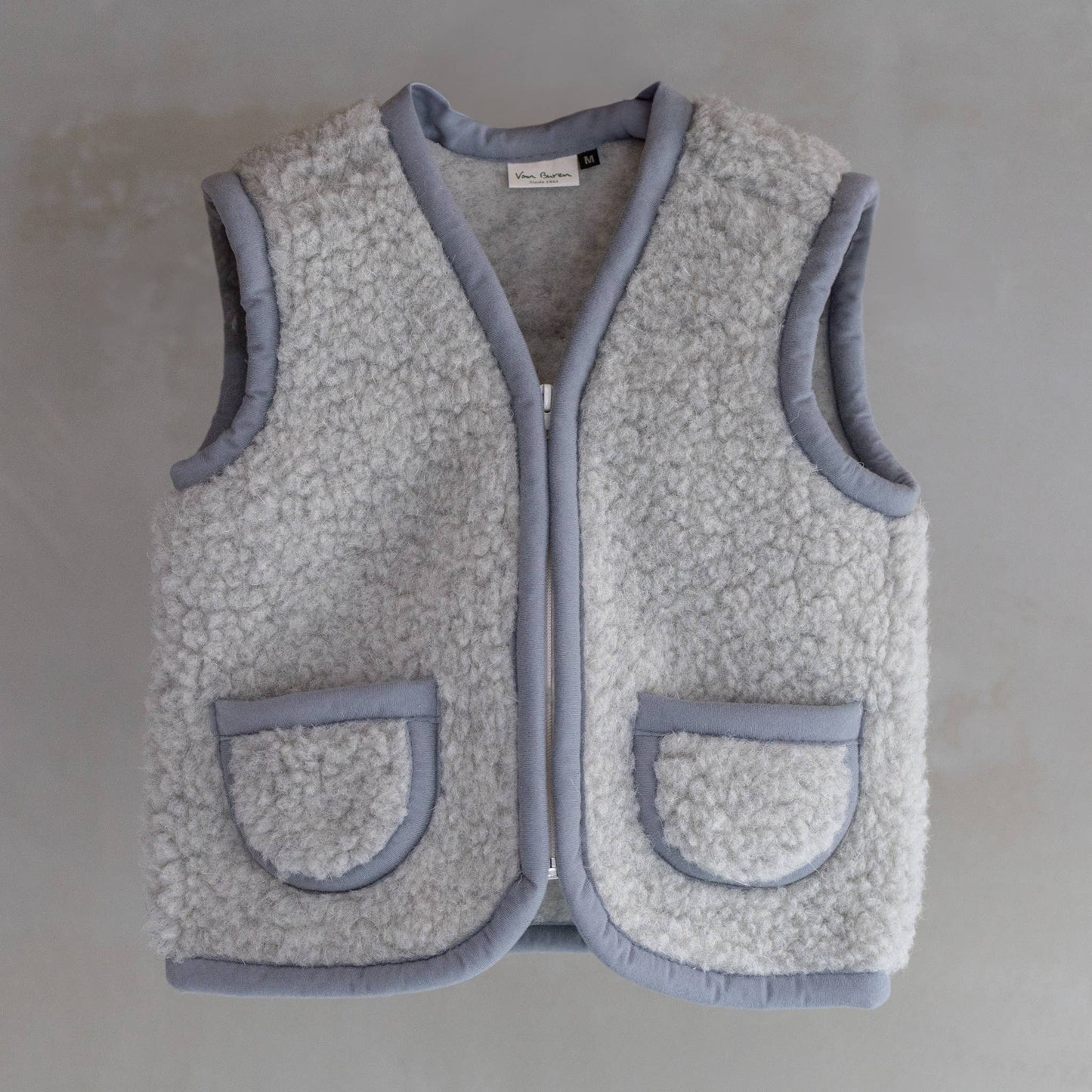 Natürliche Wärme für kleine Abenteurer! Die temperaturregulierende Kinderweste aus 100% Wolle ist das ideale Basic für das praktische Zwiebelprinzip.