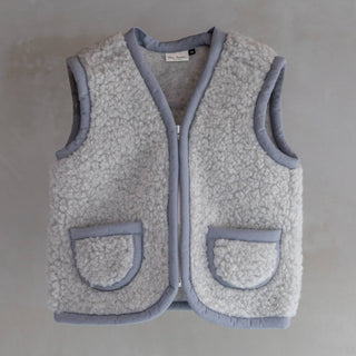 Natürliche Wärme für kleine Abenteurer! Die temperaturregulierende Kinderweste aus 100% Wolle ist das ideale Basic für das praktische Zwiebelprinzip.