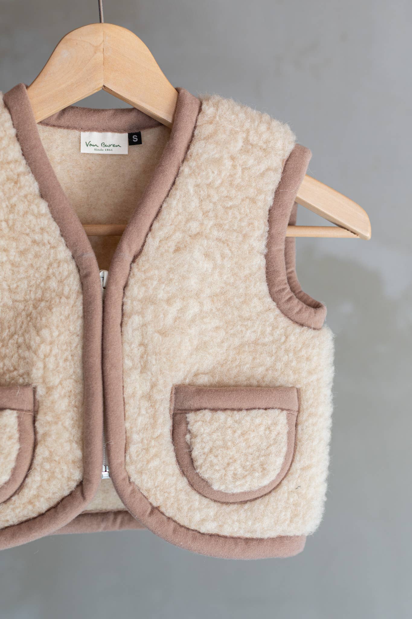 Natürliche Wärme für kleine Abenteurer! Die temperaturregulierende Kinderweste aus 100% Wolle ist das ideale Basic für das praktische Zwiebelprinzip.