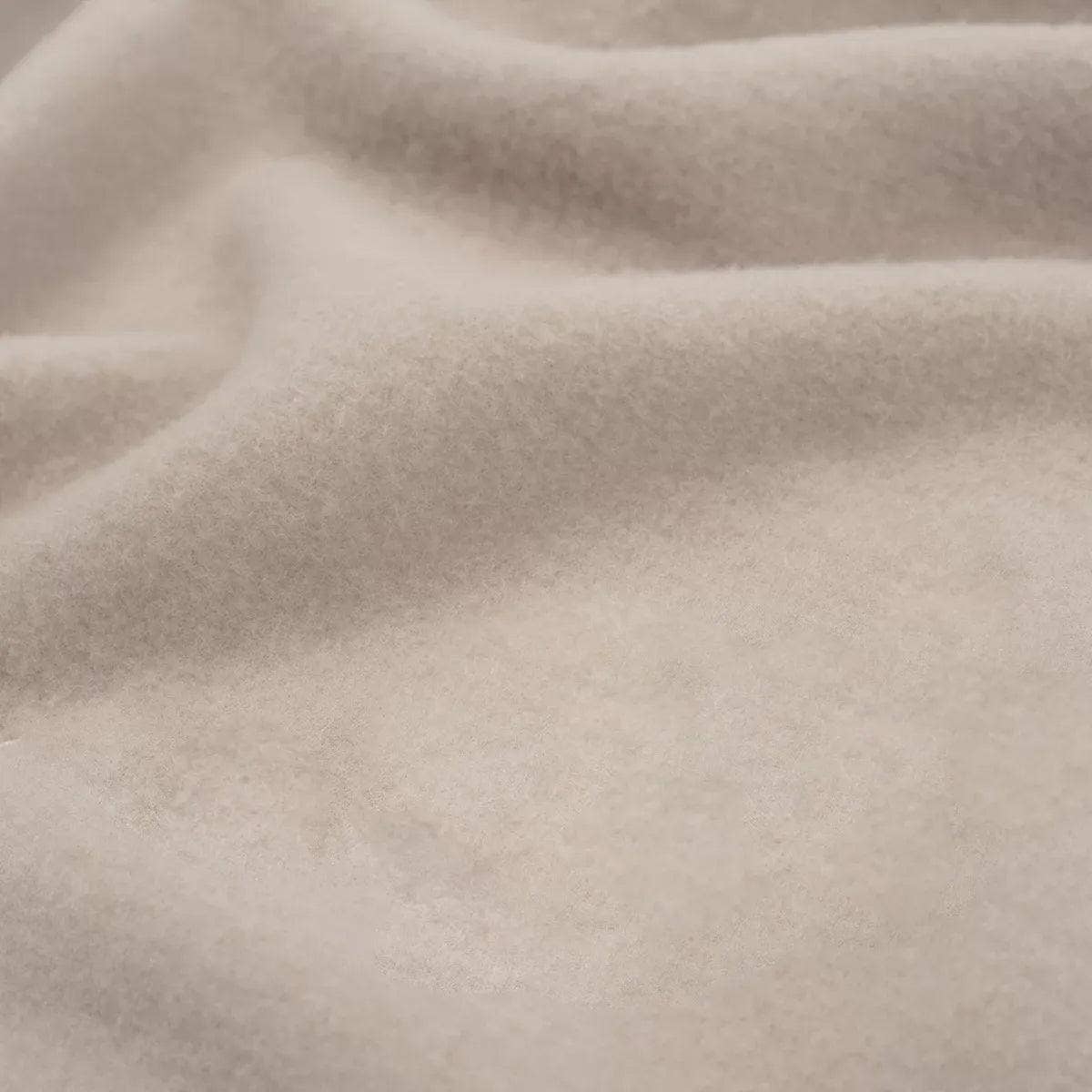Der atmungsaktive Kuschel-Klassiker fürs Babybett! Die weiche Strickdecke aus 100% Merinowolle schützt vor dem Auskühlen, ohne dass dein Baby überhitzt.