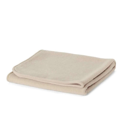 Der atmungsaktive Kuschel-Klassiker fürs Babybett! Die weiche Strickdecke aus 100% Merinowolle schützt vor dem Auskühlen, ohne dass dein Baby überhitzt.