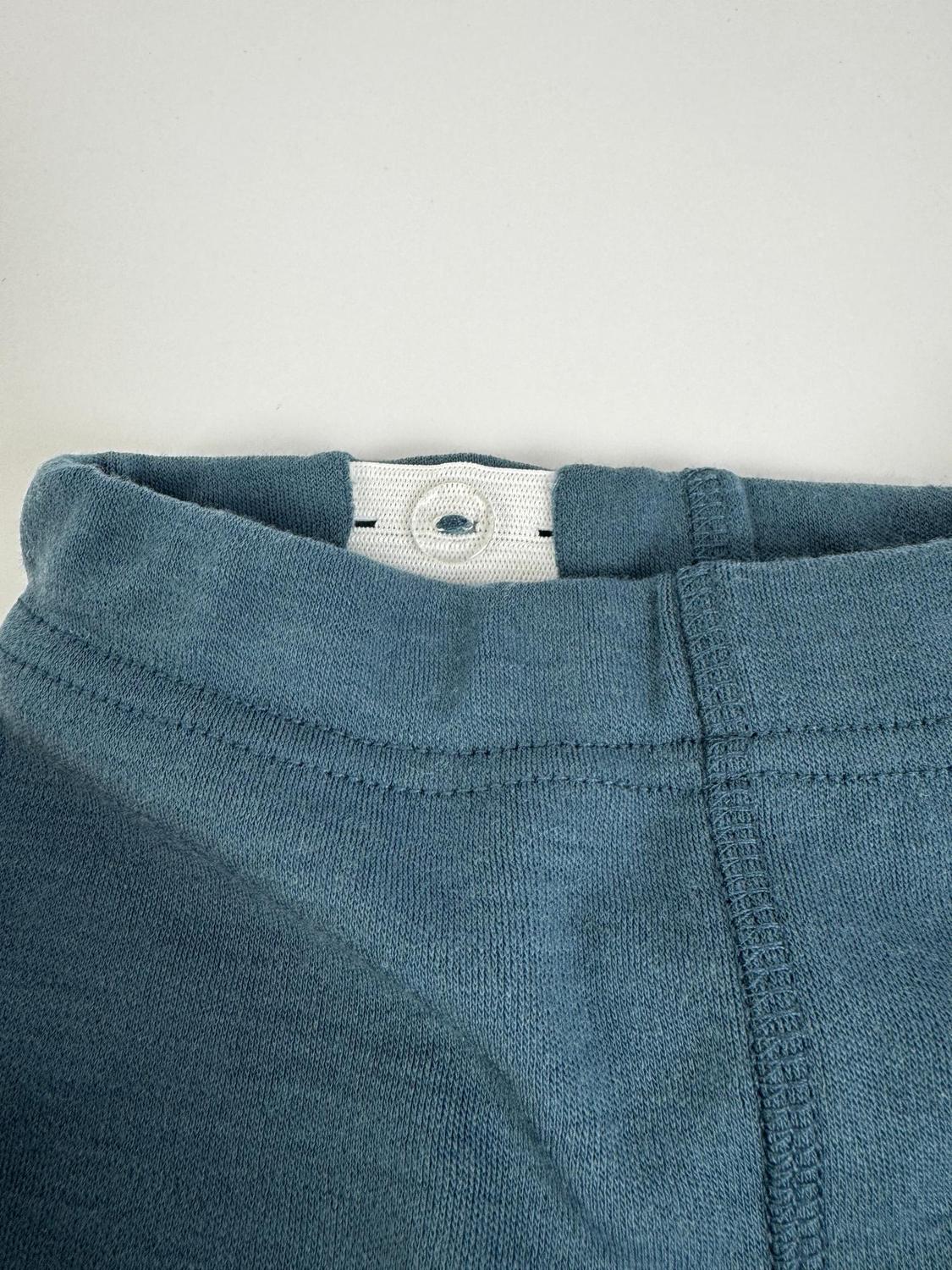 Natürliche Wärme, die mitwächst. Die bequeme Strickhose aus 100% Merinowolle lässt sich dank verstellbarem Innenbund individuell anpassen.