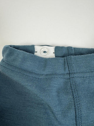 Natürliche Wärme, die mitwächst. Die bequeme Strickhose aus 100% Merinowolle lässt sich dank verstellbarem Innenbund individuell anpassen.