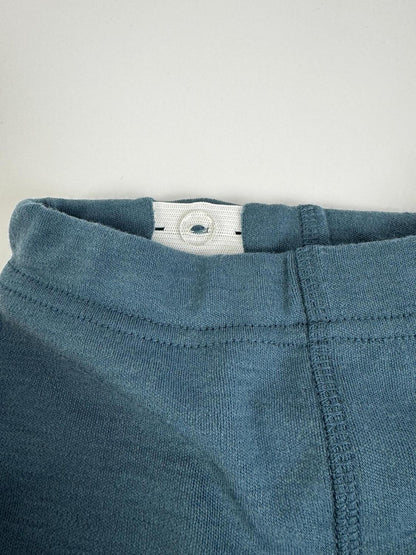 Natürliche Wärme, die mitwächst. Die bequeme Strickhose aus 100% Merinowolle lässt sich dank verstellbarem Innenbund individuell anpassen.