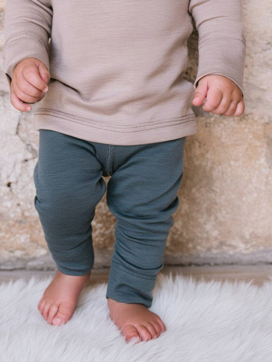 Natürliche Wärme, die mitwächst. Die bequeme Strickhose aus 100% Merinowolle lässt sich dank verstellbarem Innenbund individuell anpassen.