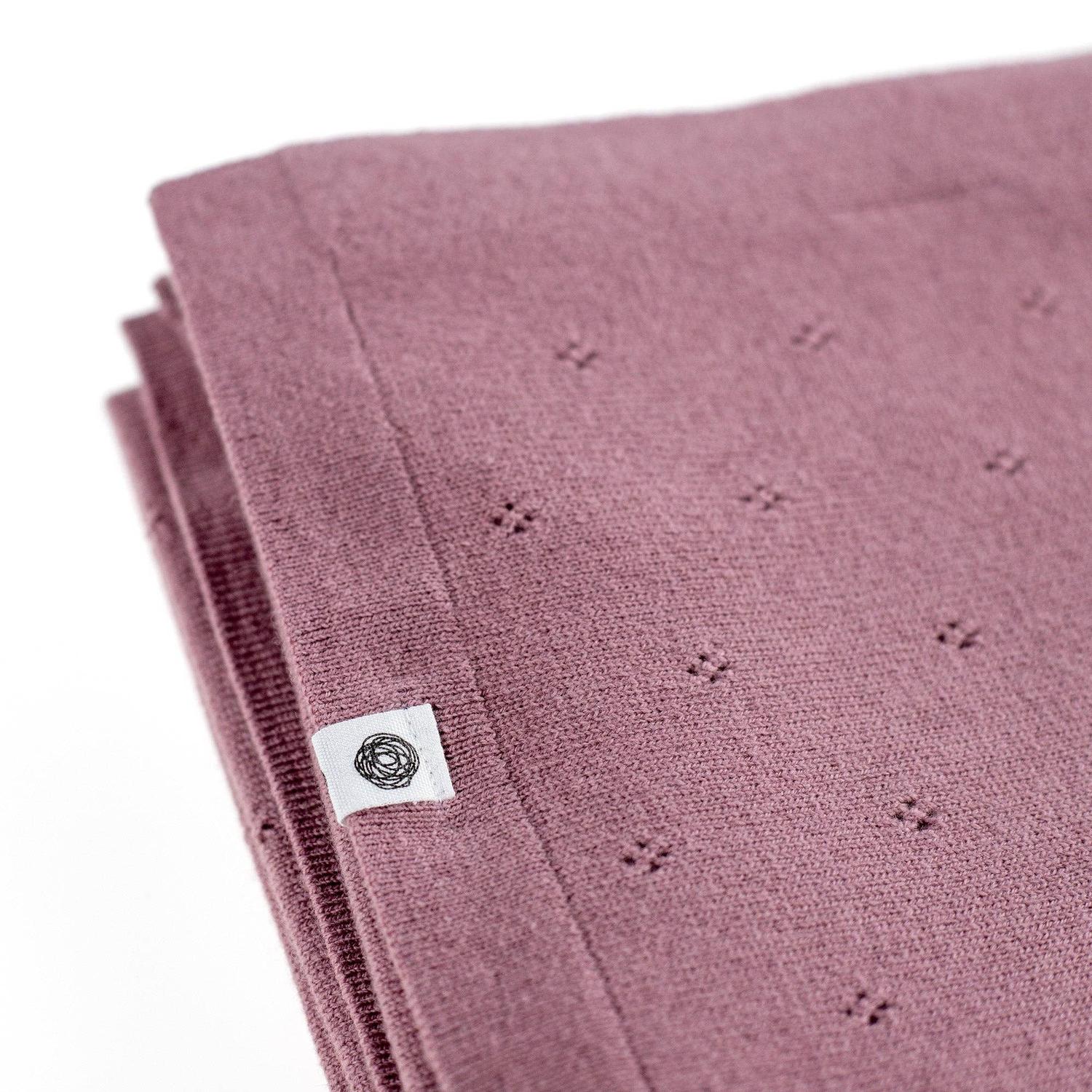 Ein Traum aus reiner Wolle! Die federleichte Strickdecke im feinen Ajour-Muster aus 100% Merinowolle ist atmungsaktiv und temperaturregulierend.