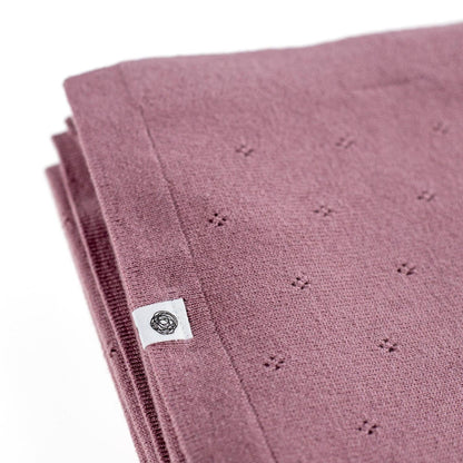 Ein Traum aus reiner Wolle! Die federleichte Strickdecke im feinen Ajour-Muster aus 100% Merinowolle ist atmungsaktiv und temperaturregulierend.