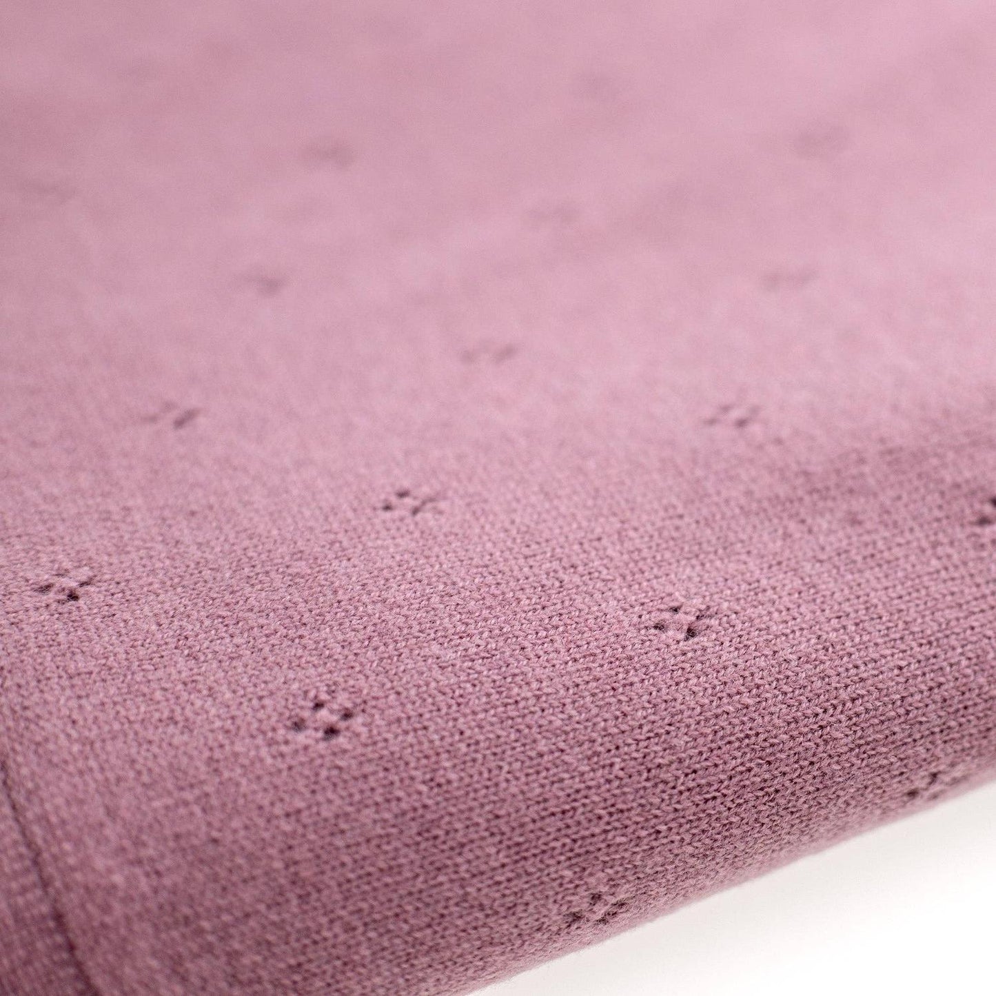 Ein Traum aus reiner Wolle! Die federleichte Strickdecke im feinen Ajour-Muster aus 100% Merinowolle ist atmungsaktiv und temperaturregulierend.