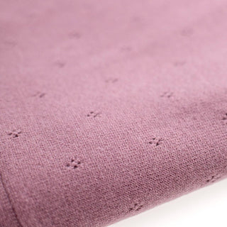 Ein Traum aus reiner Wolle! Die federleichte Strickdecke im feinen Ajour-Muster aus 100% Merinowolle ist atmungsaktiv und temperaturregulierend.