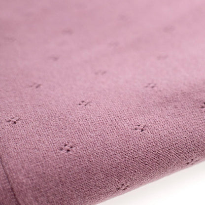 Ein Traum aus reiner Wolle! Die federleichte Strickdecke im feinen Ajour-Muster aus 100% Merinowolle ist atmungsaktiv und temperaturregulierend.