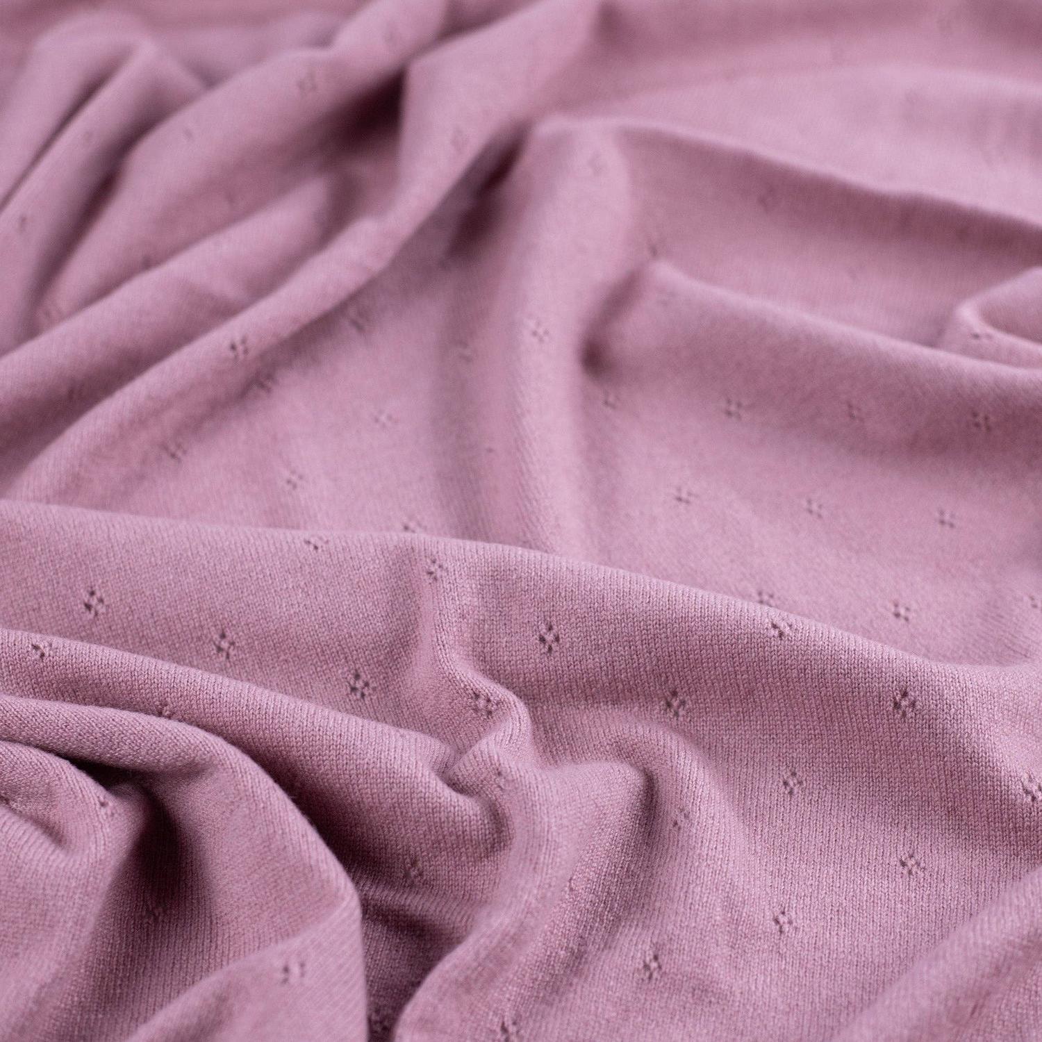 Ein Traum aus reiner Wolle! Die federleichte Strickdecke im feinen Ajour-Muster aus 100% Merinowolle ist atmungsaktiv und temperaturregulierend.