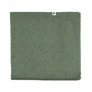 Ein Traum aus reiner Wolle! Die federleichte Strickdecke im feinen Ajour-Muster aus 100% Merinowolle ist atmungsaktiv und temperaturregulierend.