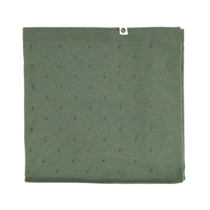 Ein Traum aus reiner Wolle! Die federleichte Strickdecke im feinen Ajour-Muster aus 100% Merinowolle ist atmungsaktiv und temperaturregulierend.