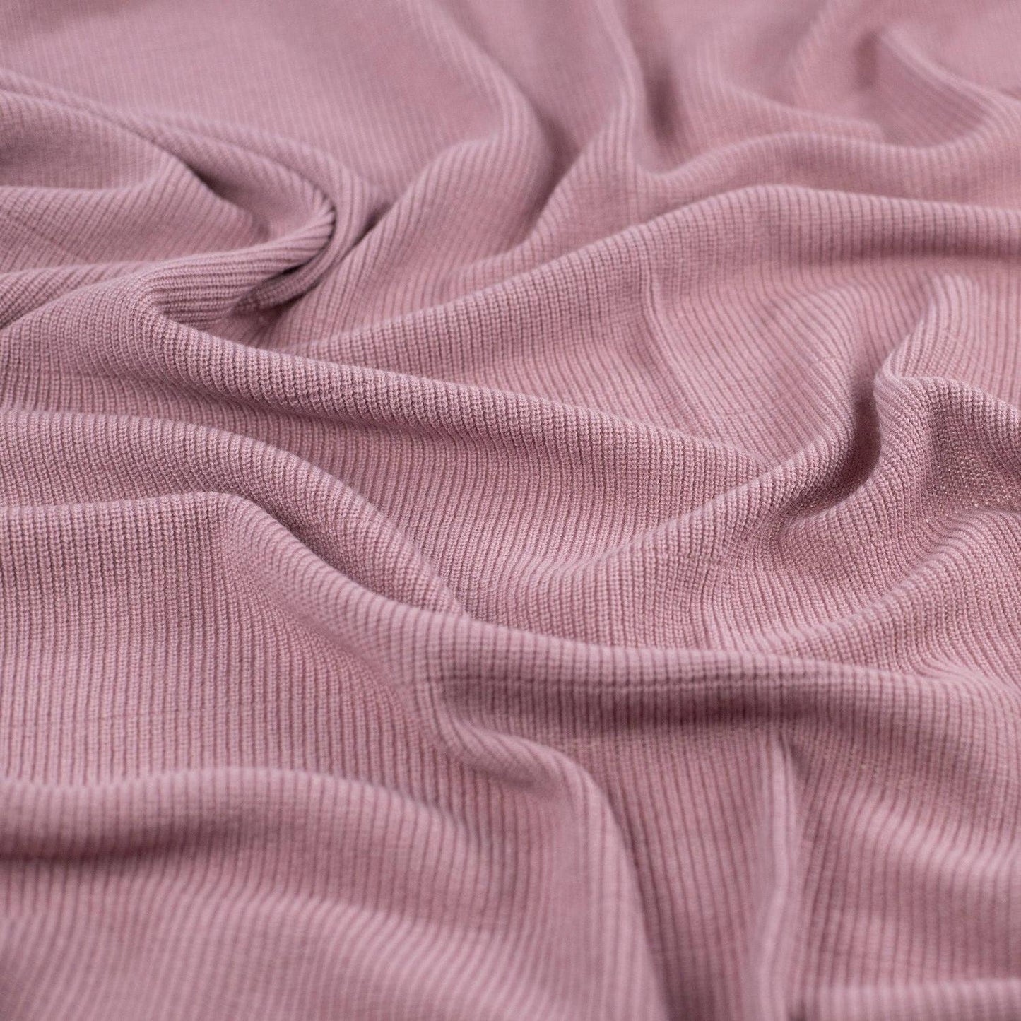 Die sichere Alternative zur dicken Jacke im Auto! Die kuschelige Einschlagdecke aus 100% Merinowolle hält in der Babyschale und im Kinderwagen wunderbar warm.