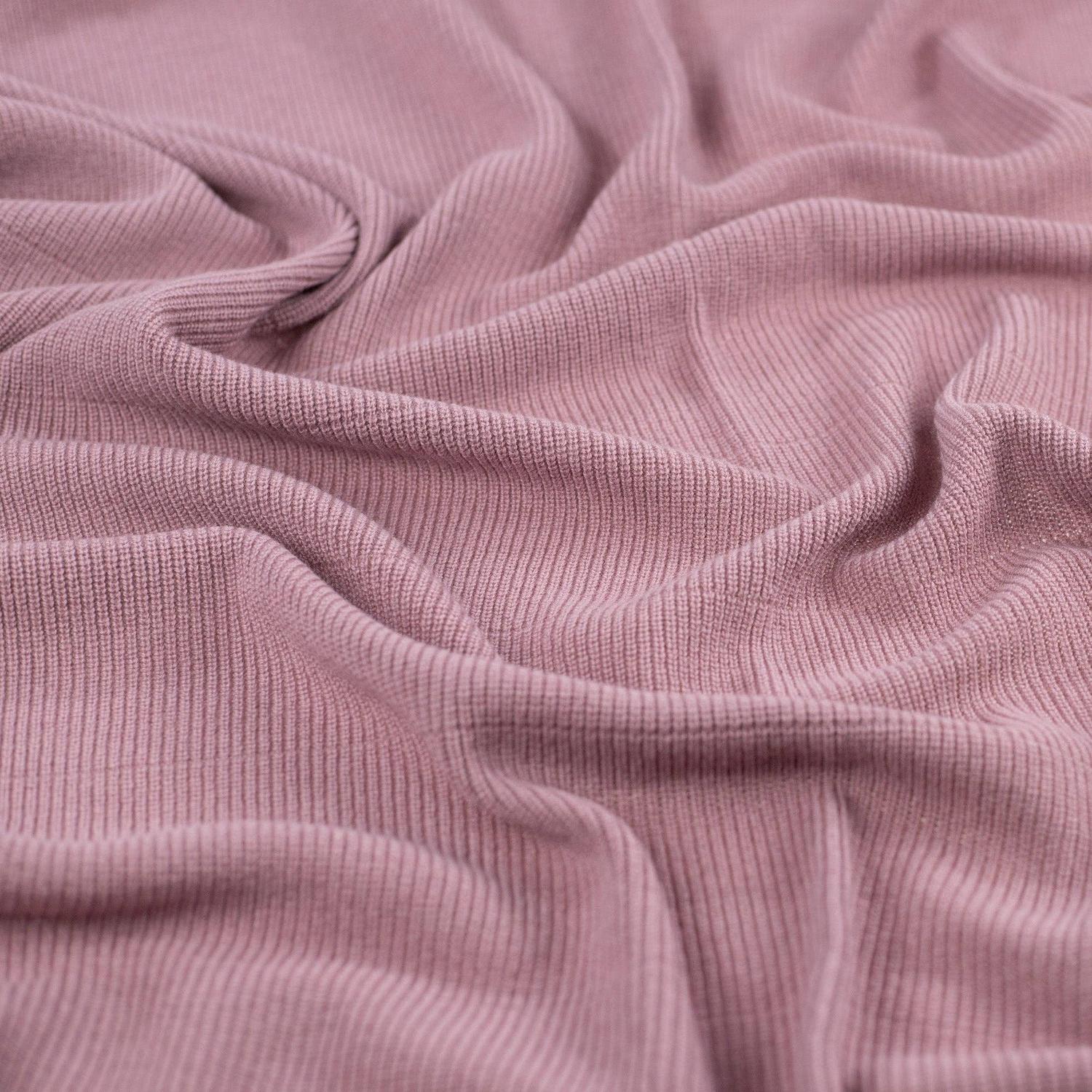 Die sichere Alternative zur dicken Jacke im Auto! Die kuschelige Einschlagdecke aus 100% Merinowolle hält in der Babyschale und im Kinderwagen wunderbar warm.
