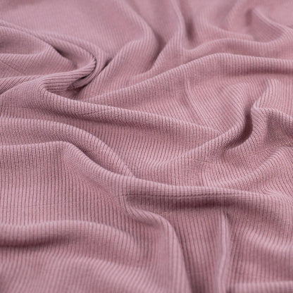 Die sichere Alternative zur dicken Jacke im Auto! Die kuschelige Einschlagdecke aus 100% Merinowolle hält in der Babyschale und im Kinderwagen wunderbar warm.