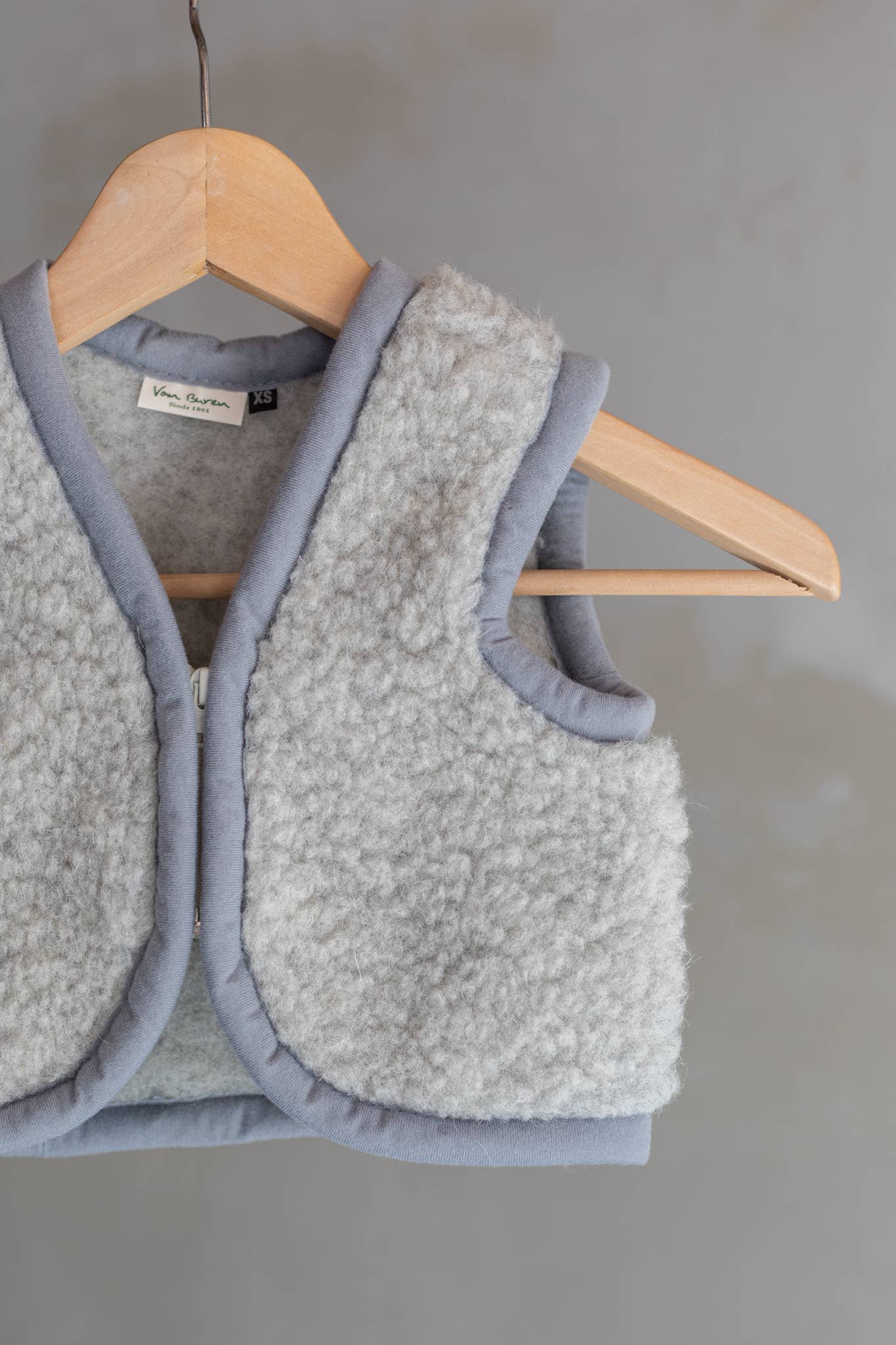 Flauschige Wärme aus der Natur! Der temperaturregulierende Bodywarmer aus 100% reiner Wolle hält dein Kind kuschelig warm, drinnen und draußen.