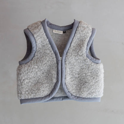 Flauschige Wärme aus der Natur! Der temperaturregulierende Bodywarmer aus 100% reiner Wolle hält dein Kind kuschelig warm, drinnen und draußen.