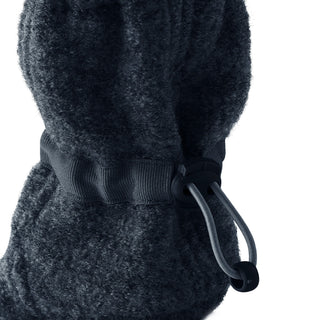 Nie mehr kalte Füße! Die kuscheligen Babyschuhe aus 100% temperaturregulierendem Wollwalk mit Klettverschluss halten kleine Zehen mollig warm.