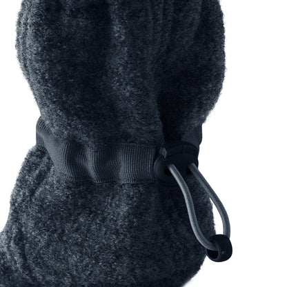 Nie mehr kalte Füße! Die kuscheligen Babyschuhe aus 100% temperaturregulierendem Wollwalk mit Klettverschluss halten kleine Zehen mollig warm.