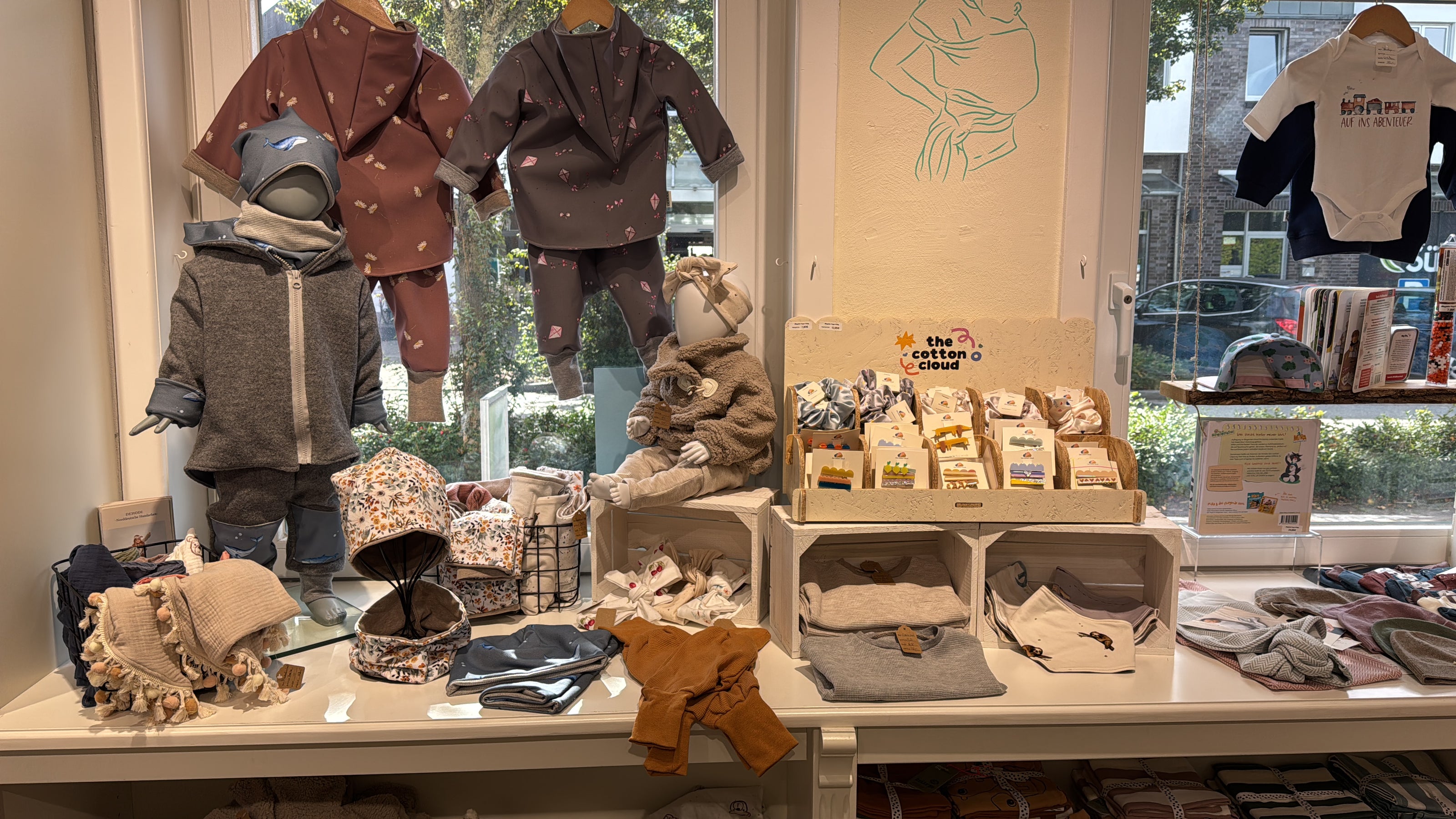 Nachhaltige Kinderkleidung aus Naturmaterialien im Ladengeschäft von Alltagsliebe Tragen & Baby nahe Ahrensburg